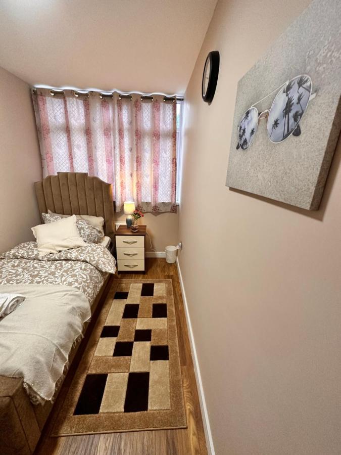 Canary Wharf Single Double And En-Suite Rooms Лондон Екстериор снимка