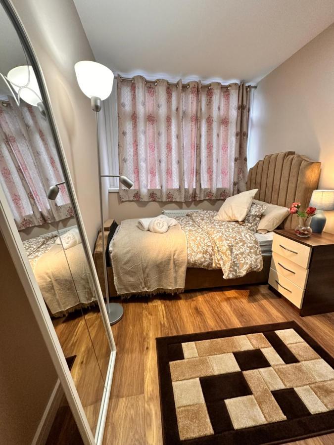 Canary Wharf Single Double And En-Suite Rooms Лондон Екстериор снимка